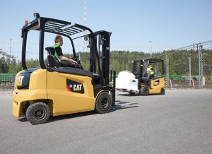 carrello elevatore cat ep 25n in movimento