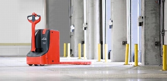 transpallet elettrico per il carico e lo scarico dei camion in banchina